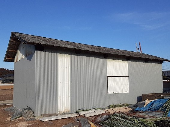 波板造りの倉庫